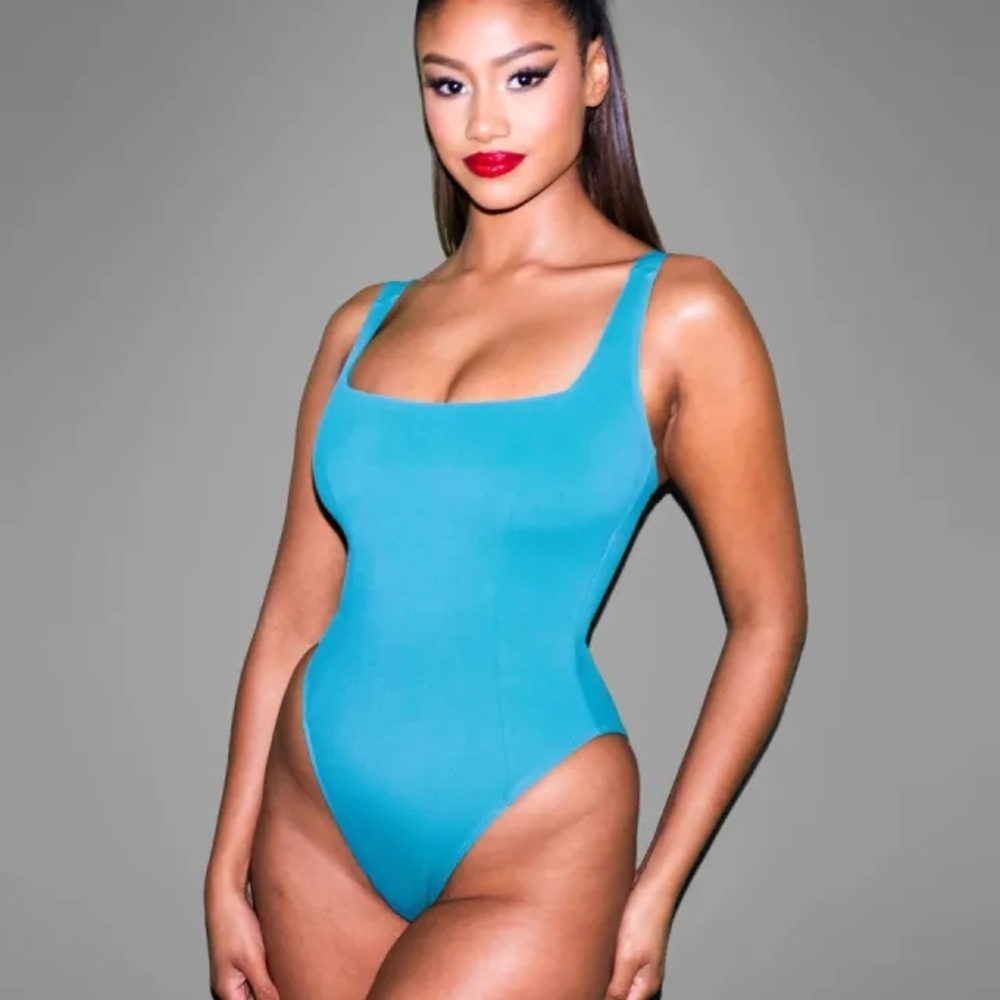 TA3 Hi Cut Squarey Sculpting One Piece Swimsuit. Aqua Blue. Sz L Regular Torso.